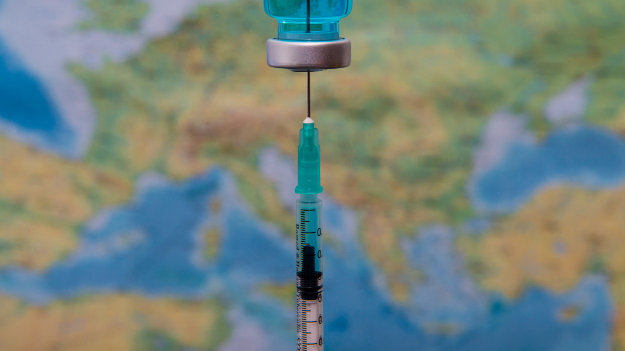Folytatódik a vakcinaper: itt az Európai Bizottság állásfoglalása, mit lép erre a magyar kormány?