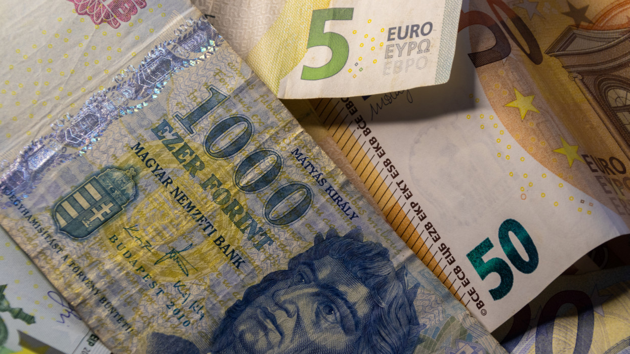 Rájár a rúd a magyar forintra: ma is sokat gyengült az euróhoz képest