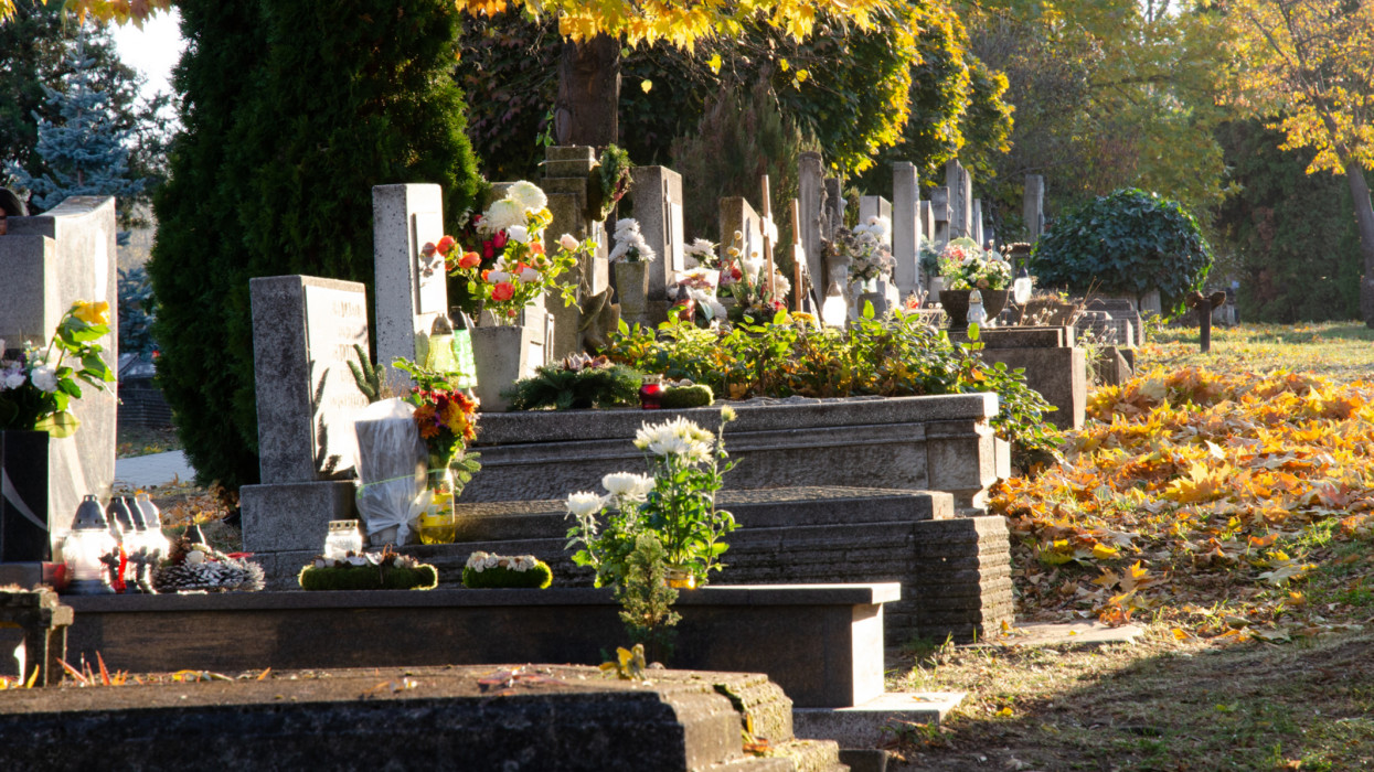Trükkös tolvajok járják a hazai temetőket: ezzel a módszerrel fosztják ki az időseket