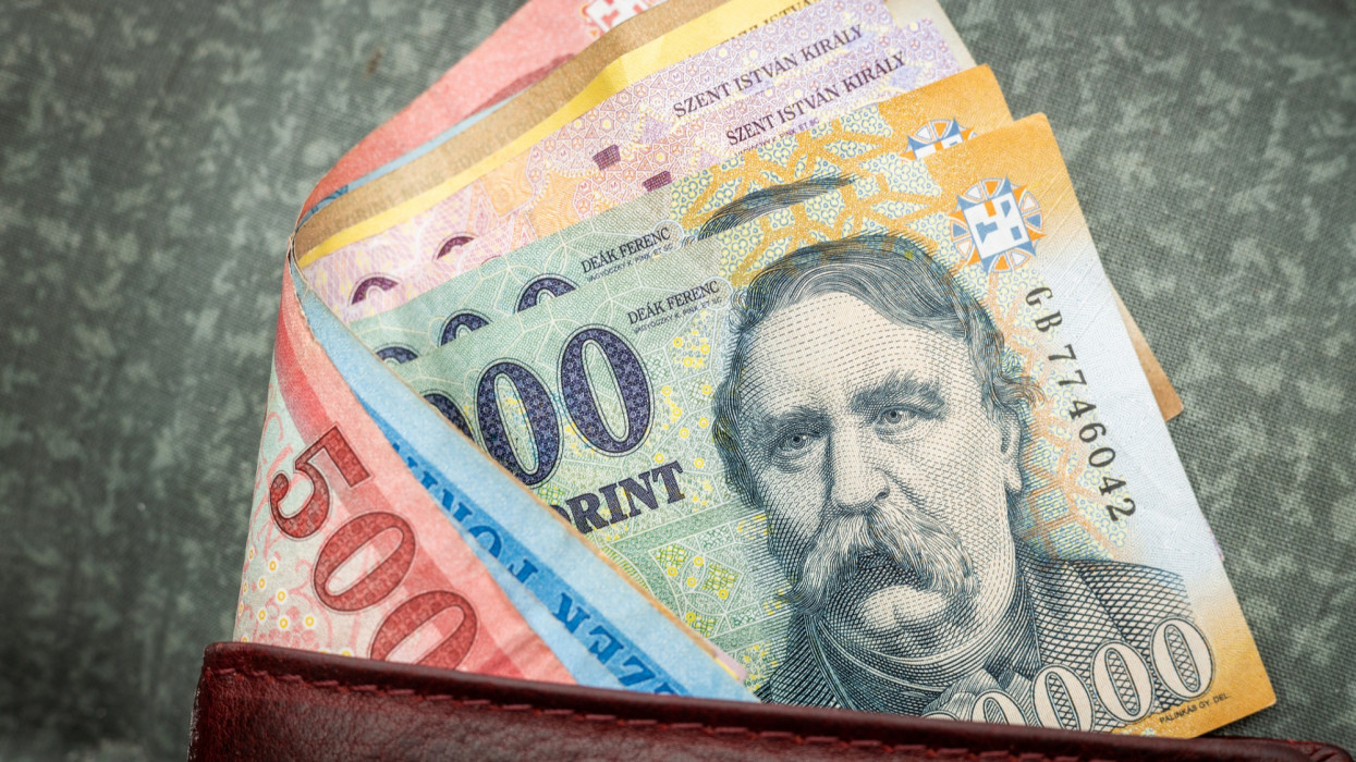 Tovább gyengélkedik a forint: az euróhoz, a dollárhoz képest is rosszul teljesít a magyar valuta
