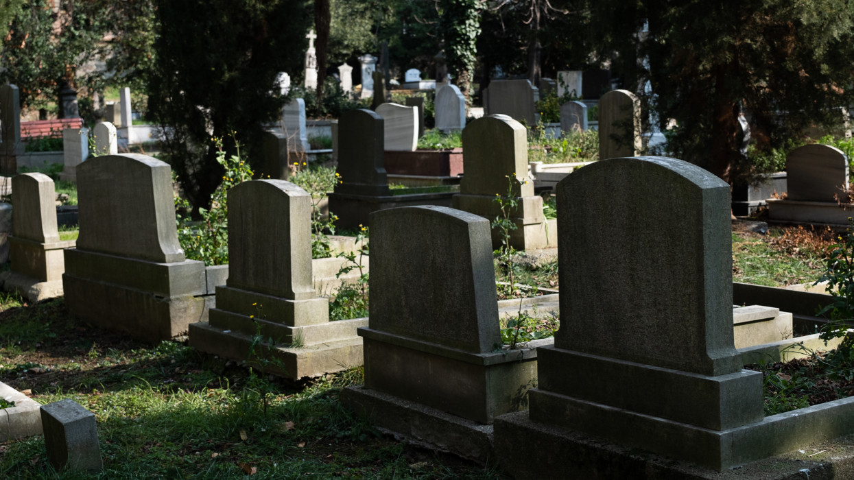 Trükkös tolvajok járják a hazai temetőket: tömegeket fosztanak ki ezzel a módszerrel