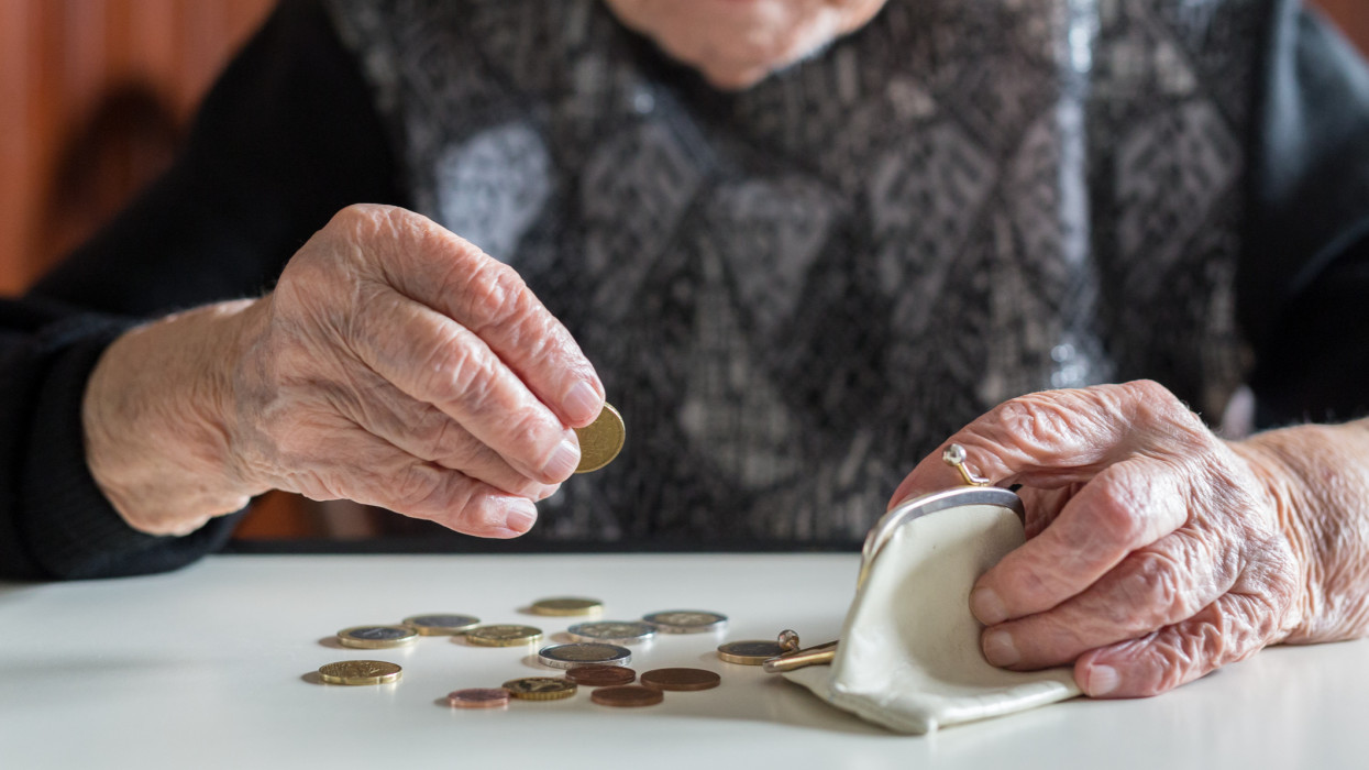 Súlyos, ami kiderült a decemberi nyugdíjakról: hosszú hetekig nem kapnak pénzt az idősek